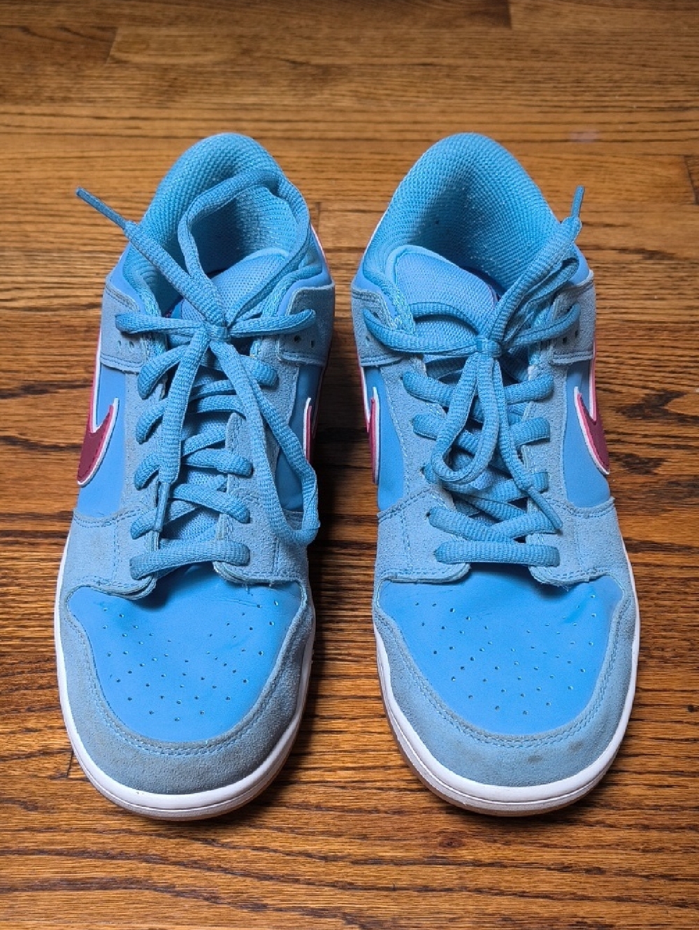 Nike SB Phillies Low-Top Sneakers with Burgundy Swoosh
